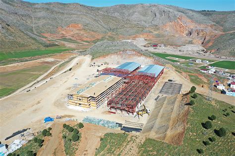 Çelik konstrüksiyondan inşa edilen Türkoğlu Acil Durum Hastanesinin çatı imalatına başlandı